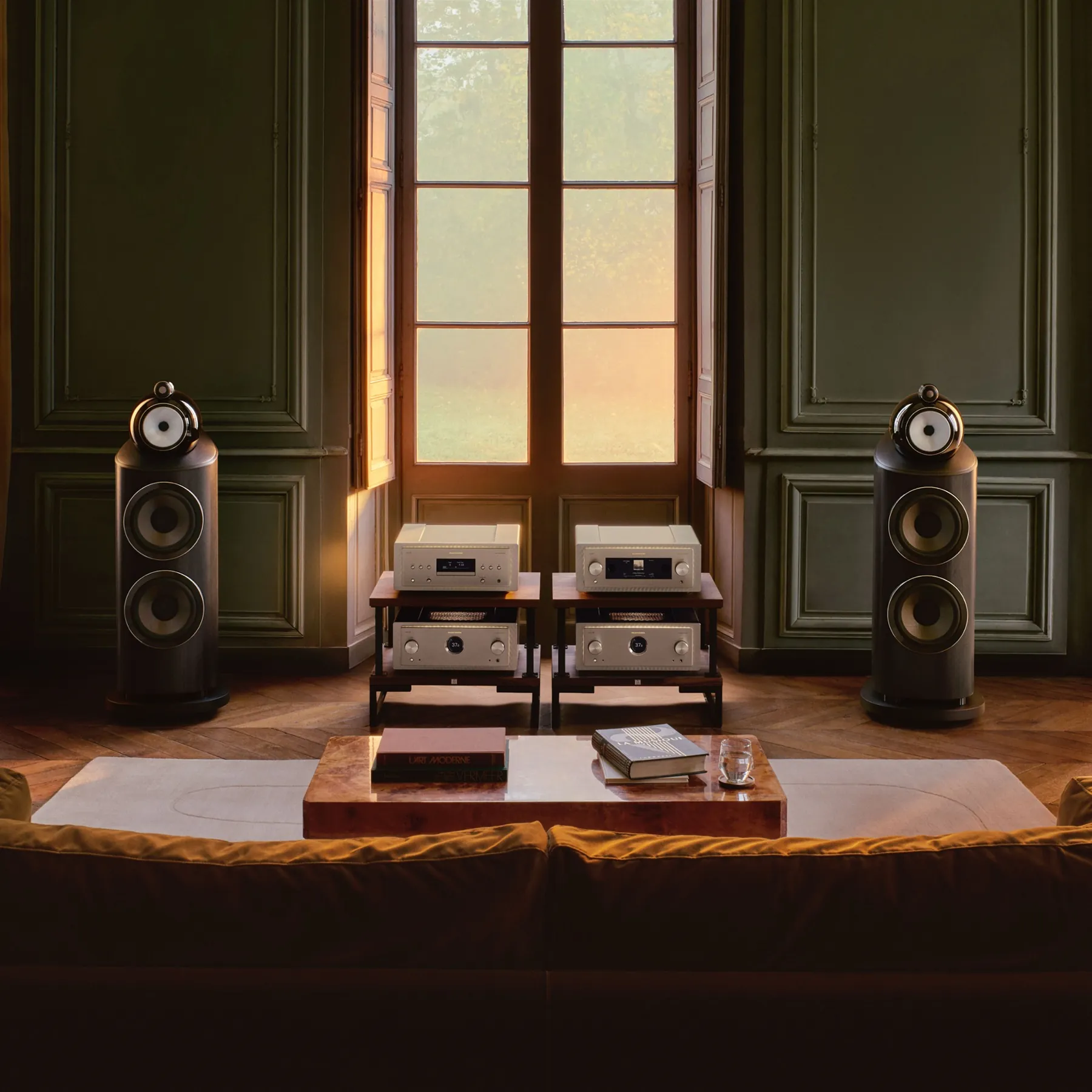 Paire de Bowers & Wilkins 801 D5 en noyer foncé installée dans un salon.