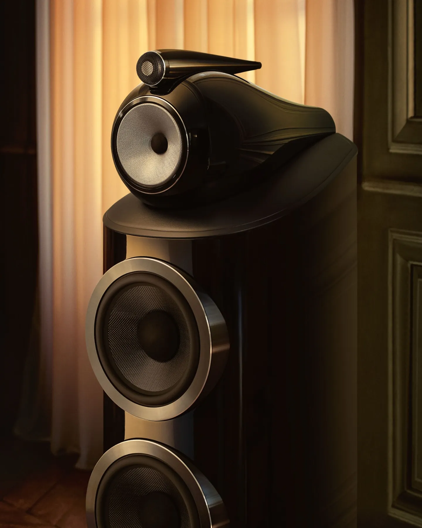 Bowers & Wilkins 801 D5 en finition Stealth Black, vue rapprochée.