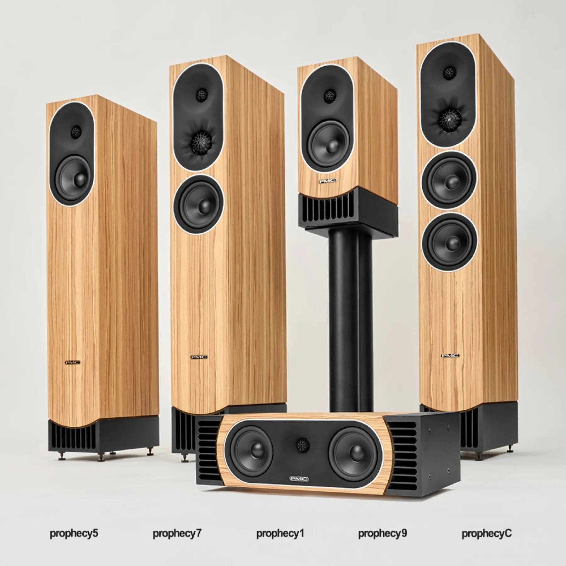 Gamme PMC Prophecy : colonnes, centrale et compactes en finition bois clair.